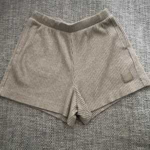 Alo Yoga Muse ribbed shorts